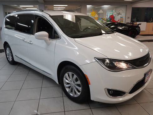 Used 2018 Chrysler Pacifica Touring-L w/ Premium Audio Group FWD image 14