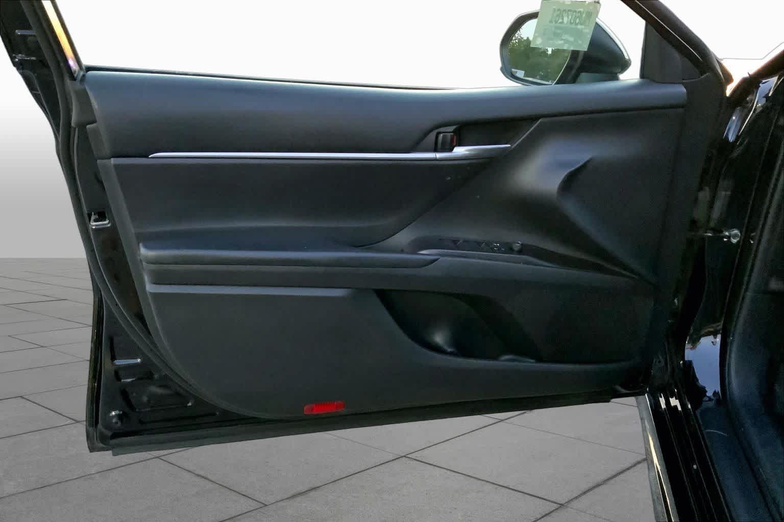 Used 2021 Toyota Camry SE FWD image 18