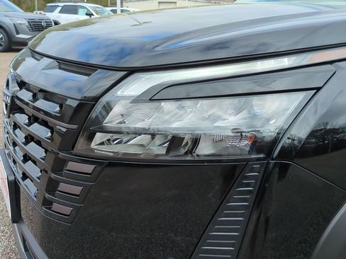 New 2026 Nissan Pathfinder Platinum FWD image 9