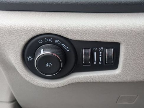 Used 2023 Chrysler Pacifica Touring-L FWD image 17