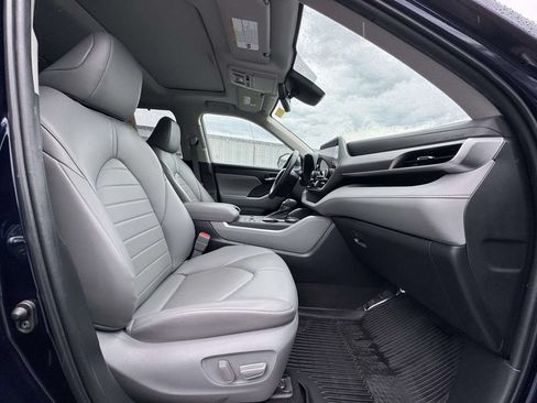 Used 2023 Toyota Highlander XLE FWD image 16