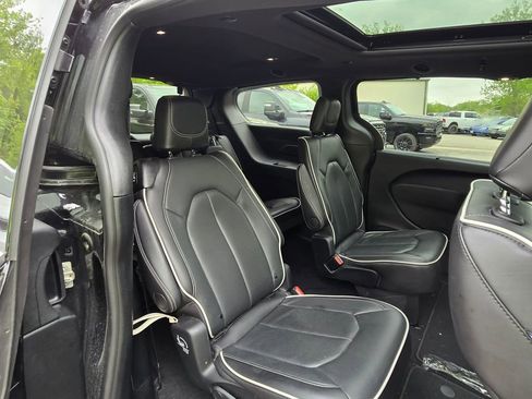 Used 2026 Chrysler Pacifica Limited FWD image 18