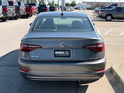 Used 2020 Volkswagen Jetta SE w/ SE Cold Weather Package FWD image 3