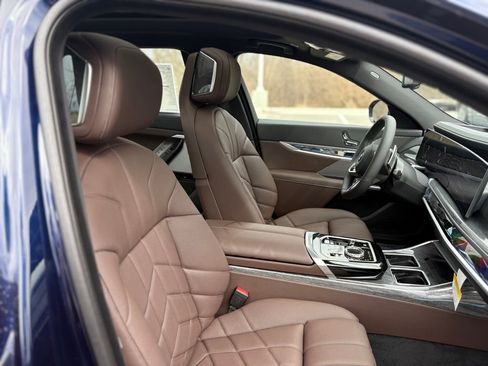 Used 2025 BMW 760i xDrive w/ Luxury Rear Seating Package image 24