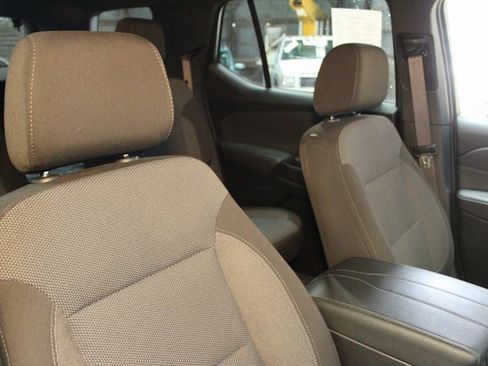 Used 2023 Chevrolet Traverse LT w/ Rear Camera Mirror Package image 10
