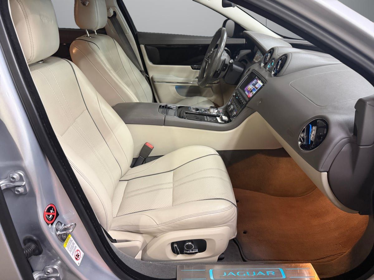 Used 2016 Jaguar XJ R-Sport RWD image 17