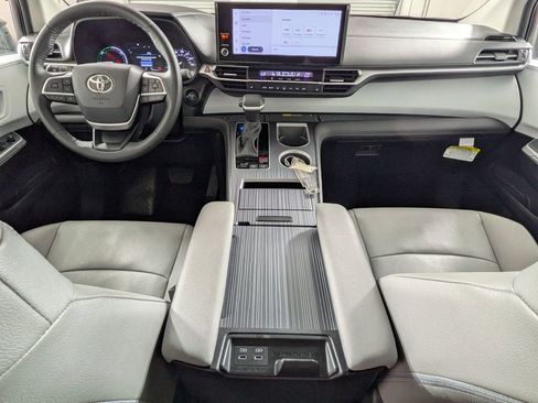 Used 2025 Toyota Sienna XLE FWD image 23