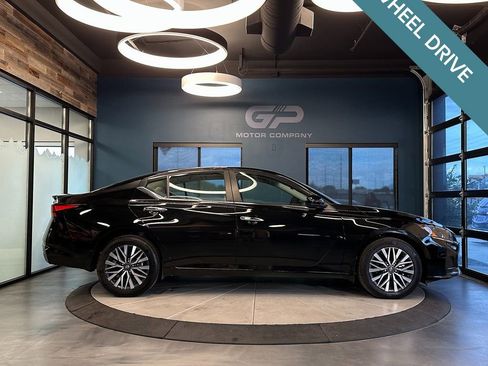 Used 2023 Nissan Altima 2.5 SV image 2