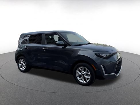 Used 2025 Kia Soul LX w/ LX Technology Package FWD image 2