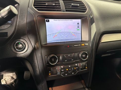 Used 2019 Ford Explorer XLT w/ Equipment Group 201A FWD image 16