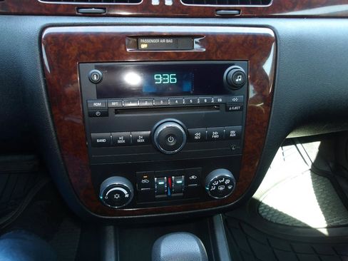 Used 2011 Chevrolet Impala LT FWD image 17