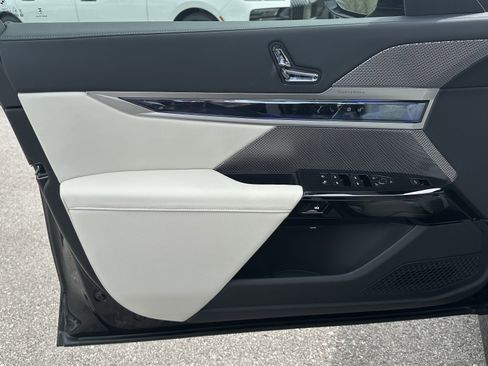 Certified 2025 BMW i7 xDrive60 w/ Premium Package image 16