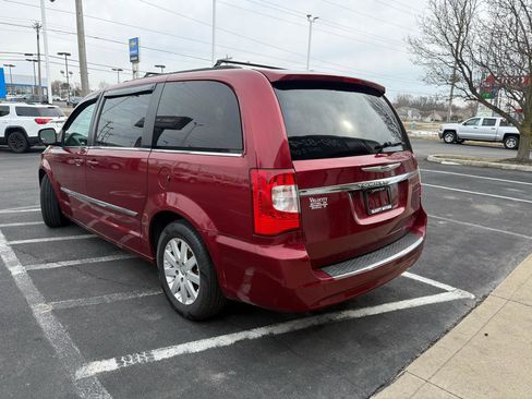 Used 2016 Chrysler Town & Country Touring image 3