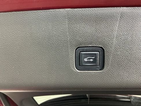 Used 2021 Chevrolet Traverse LT w/ LT Premium Package AWD/4WD image 17