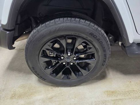 Used 2025 Jeep Wrangler Sahara image 8