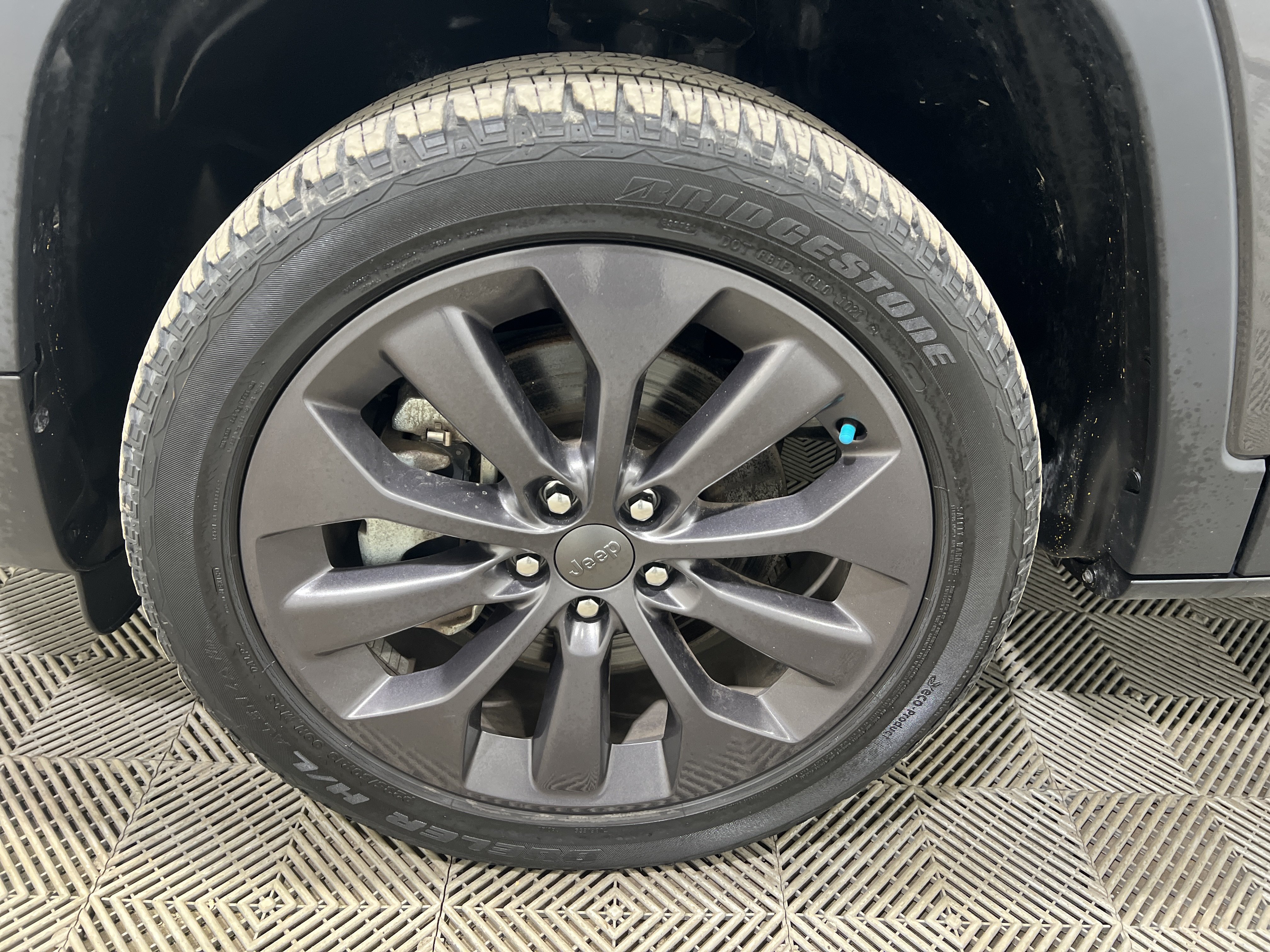 Used 2021 Jeep Cherokee Latitude AWD/4WD image 5