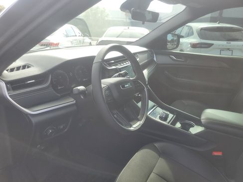 Used 2025 Jeep Grand Cherokee L Altitude RWD image 13