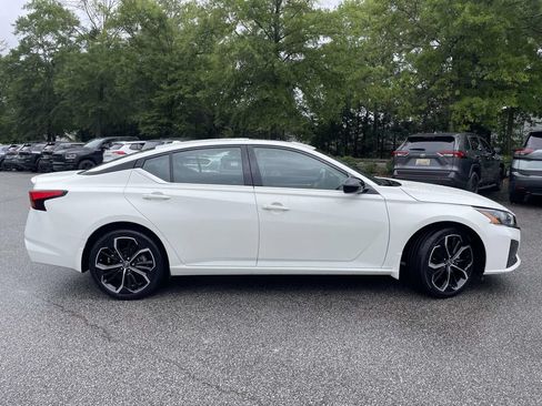 Used 2023 Nissan Altima 2.5 SR w/ SR Premium Package AWD/4WD image 2