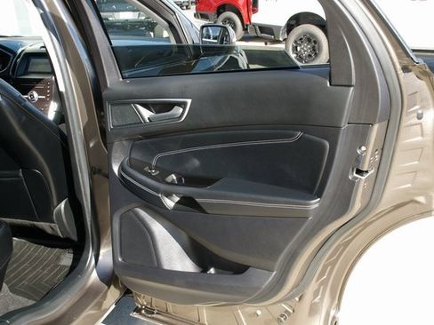 Used 2019 Ford Edge Titanium image 31
