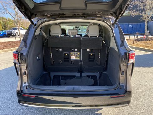 Used 2021 Toyota Sienna Limited image 51