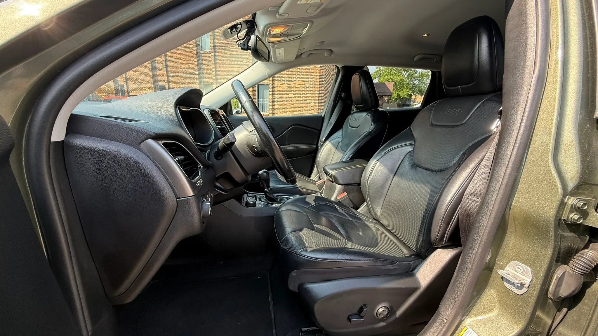 Used 2020 Jeep Cherokee Limited AWD/4WD image 2