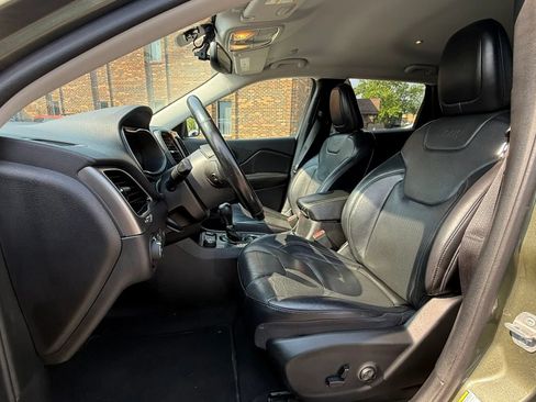 Used 2020 Jeep Cherokee Limited AWD/4WD image 2