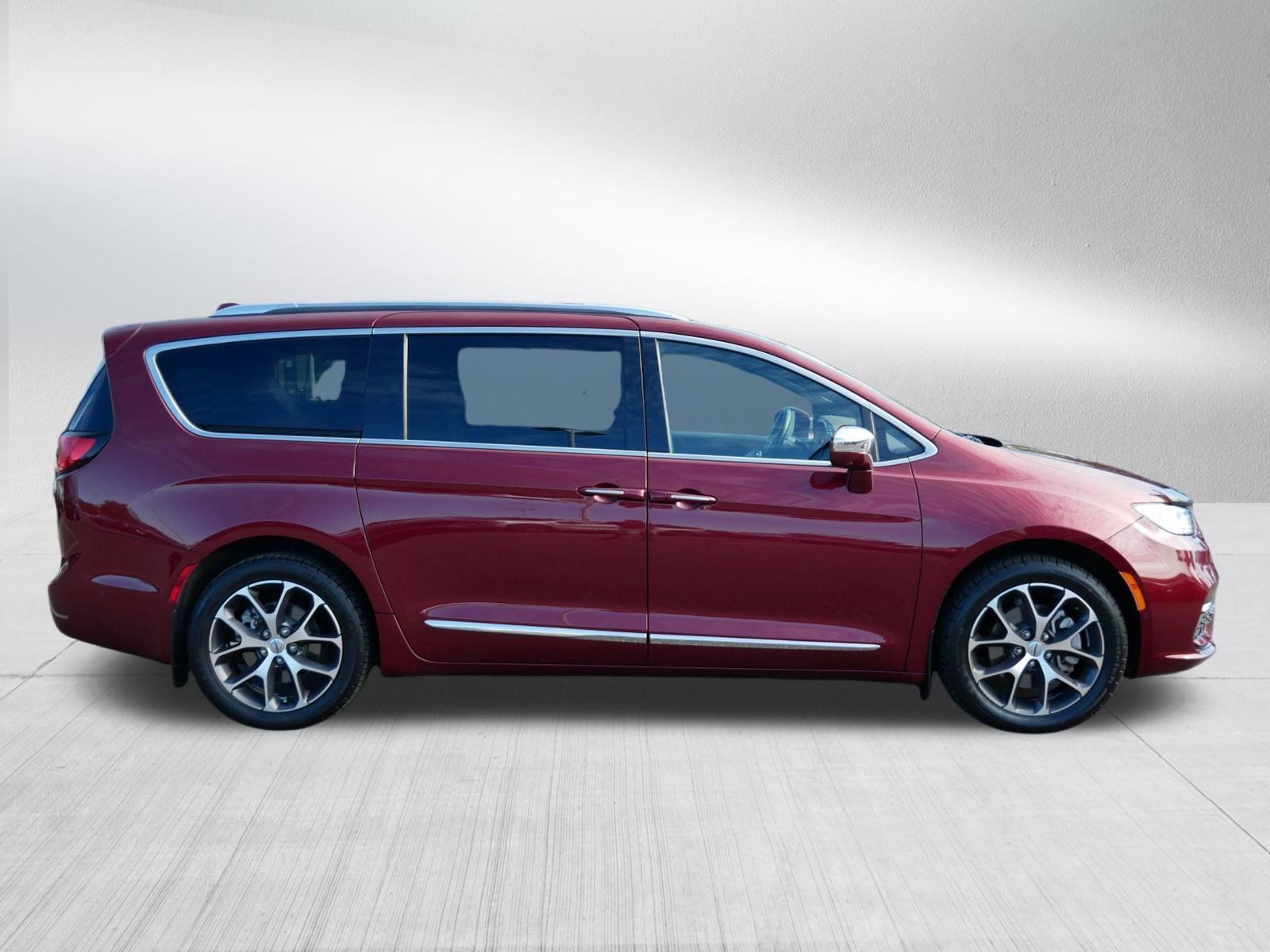 Used 2021 Chrysler Pacifica Limited w/ Uconnect Theater Family Group AWD/4WD image 8