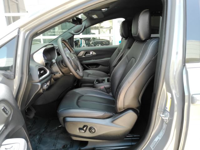 Used 2025 Chrysler Pacifica Select FWD image 14