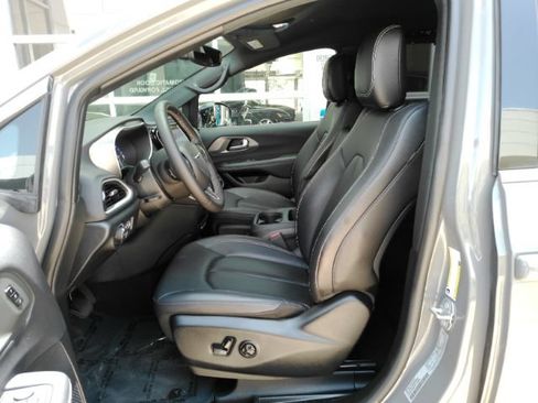Used 2025 Chrysler Pacifica Select FWD image 14