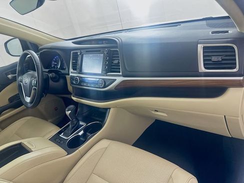 Used 2019 Toyota Highlander Limited FWD image 29