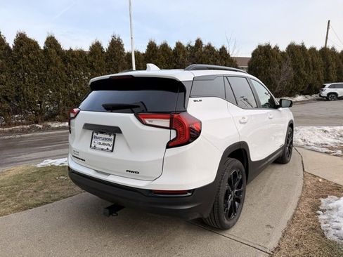 Used 2022 GMC Terrain SLE w/ Driver Convenience Package image 4