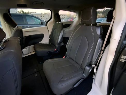 Used 2023 Chrysler Voyager LX image 20