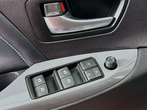 Used 2016 Toyota Sienna L image 19