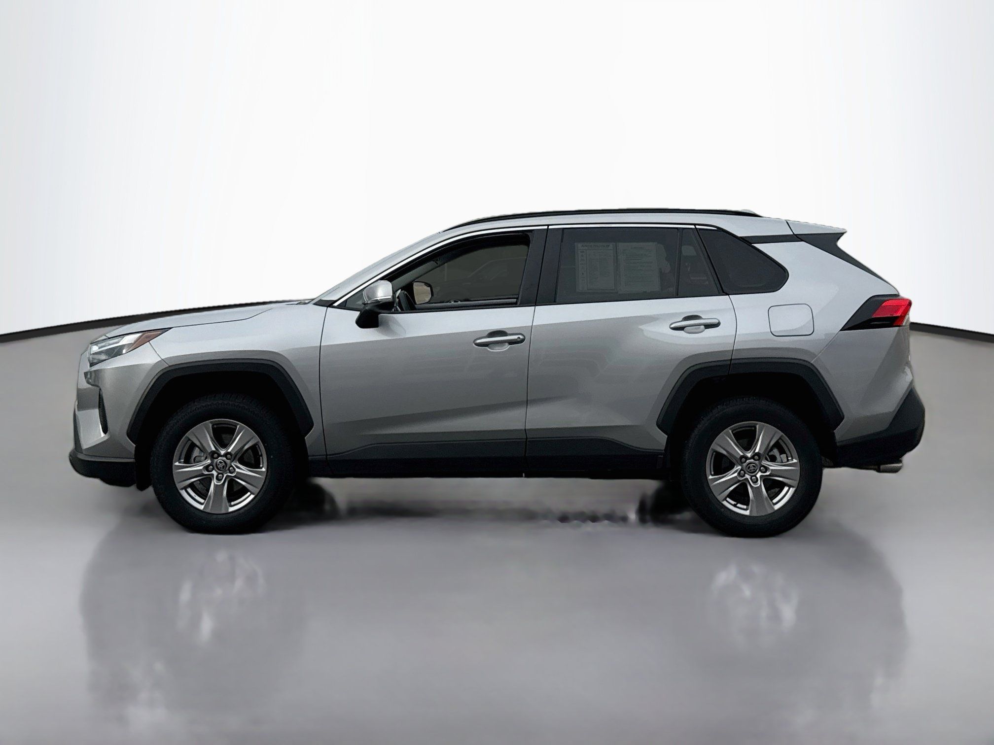 Used 2025 Toyota RAV4 XLE FWD image 4