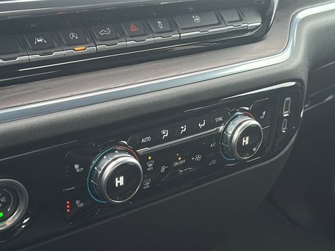 Used 2024 GMC Sierra 1500 SLT image 18