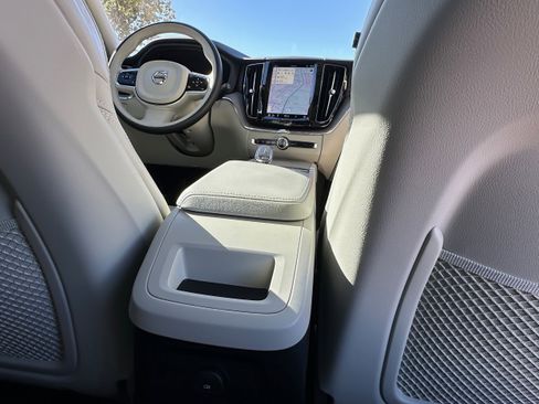 Used 2023 Volvo XC60 T8 Ultimate image 14