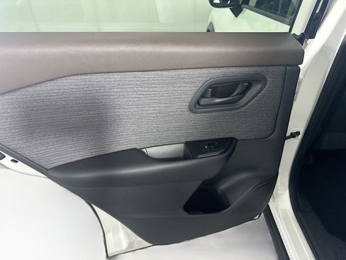 Used 2023 Nissan Rogue S image 25