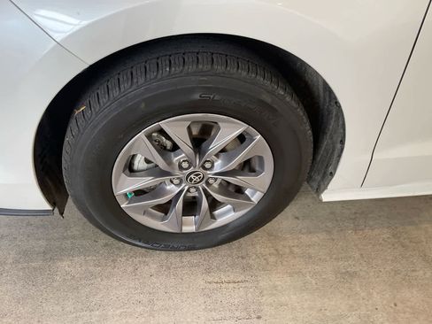 Used 2024 Toyota Sienna XLE image 10