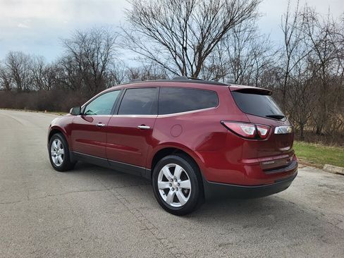 Used 2017 Chevrolet Traverse LT w/ Style and Technology Package FWD image 3