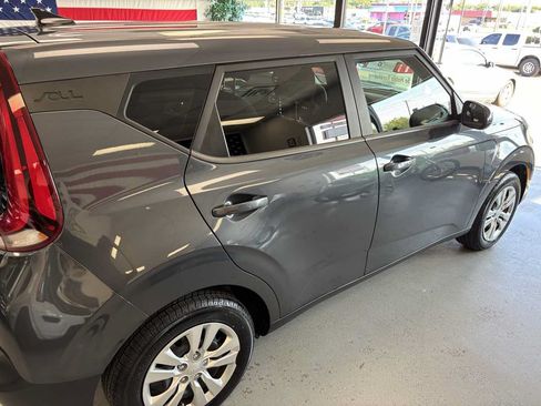 Used 2022 Kia Soul LX FWD image 4
