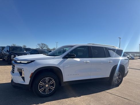 Used 2025 Chevrolet Traverse LT image 10