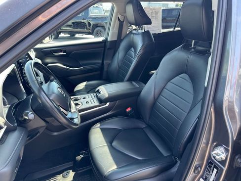 Used 2022 Toyota Highlander XLE AWD/4WD image 12