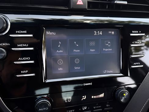 Used 2020 Toyota Camry SE w/ Convenience Package FWD image 9