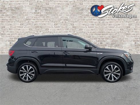 Certified 2022 Volkswagen Taos SE image 3