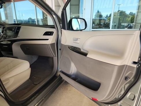Used 2013 Toyota Sienna LE w/ Towing Pkg FWD image 24