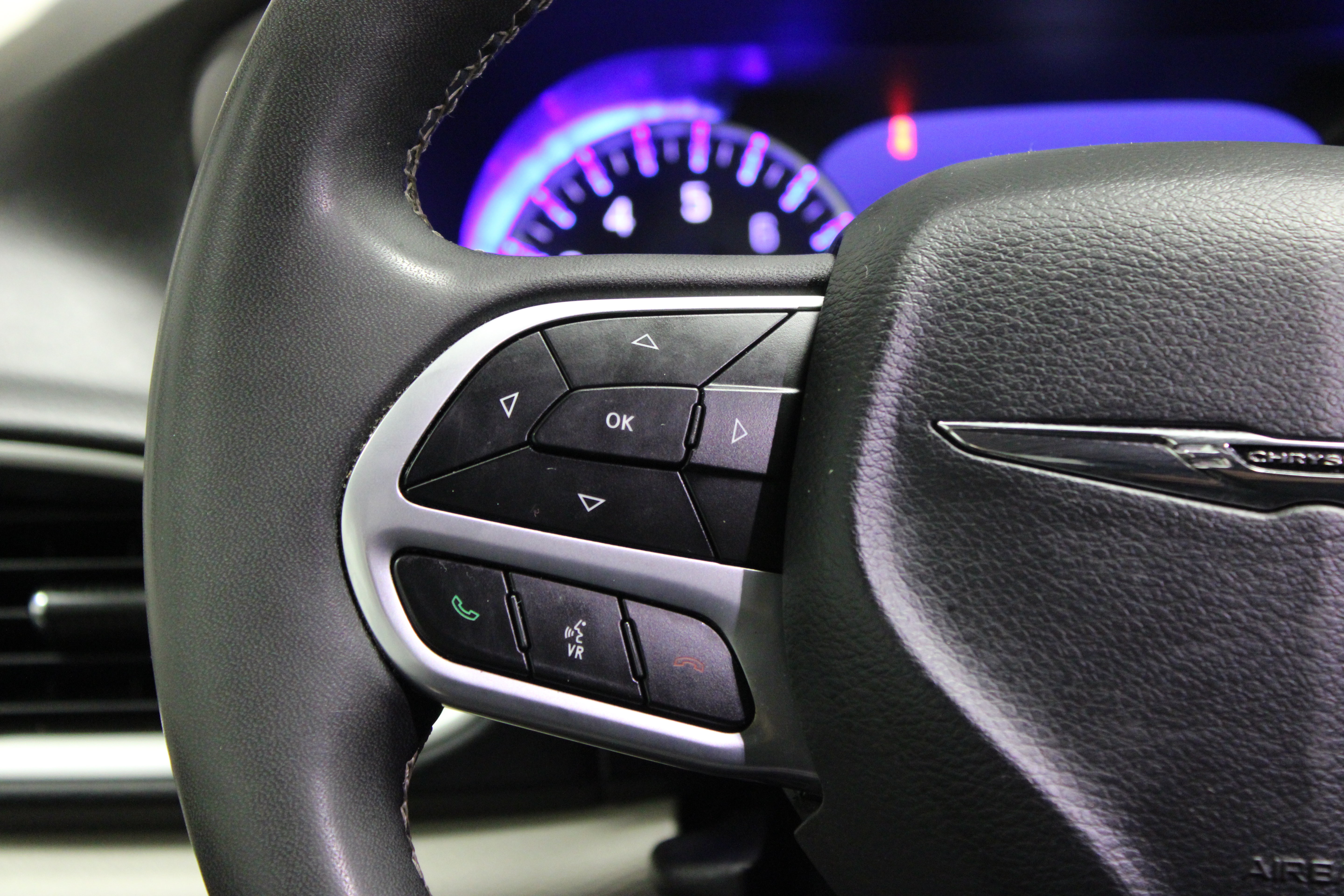 Used 2024 Chrysler Pacifica Touring-L FWD image 31
