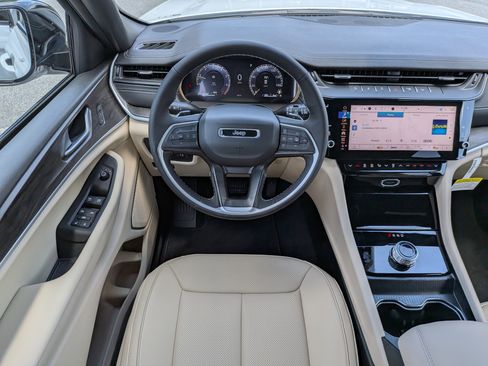 New 2026 Jeep Grand Cherokee Limited w/ Luxury Tech Group II RWD image 15