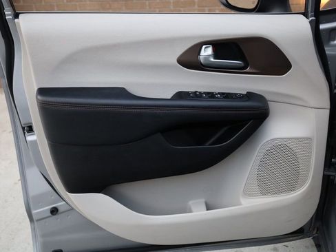 Used 2017 Chrysler Pacifica LX w/ Tire & Wheel Group image 13