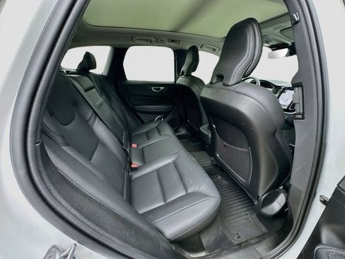 Used 2021 Volvo XC60 T5 Momentum w/ Protection Package Premier FWD image 28