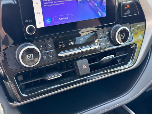 Used 2024 Toyota Highlander LE image 33